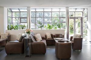 伯尔尼拉裴格拉伯尔尼酒店的带沙发、桌子和窗户的等候室