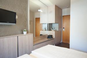 策尔廷根-拉蒂希圣斯特普诺斯维纳酒店的客房设有两张床和一台平面电视。