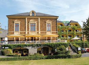 策尔廷根-拉蒂希圣斯特普诺斯维纳酒店的前面有雨伞的大砖砌建筑