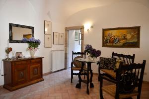 切雷托迪斯波莱托La Torre Del Cerreto的客厅配有桌椅和绘画作品