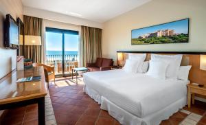 蓬塔翁布里亚巴瑟罗蓬塔翁布里亚玛尔酒店的酒店客房设有一张床和一个阳台。