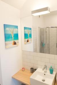 斯维诺乌伊希切Apartament Muszelka的一间带水槽和镜子的浴室