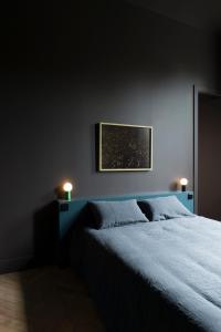 里尔莱斯托基梅森旅馆的卧室配有一张床,墙上有两盏灯