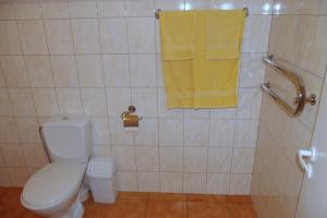 希奥利艾图尔恩旅馆的一间带卫生间和黄毛巾的浴室