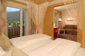 温克勒恩陶尔斯特酒店的酒店客房设有两张床和一个阳台。