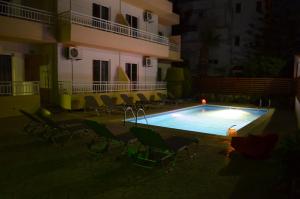 克雷马斯蒂克雷马斯提回忆酒店的一座大楼前空的游泳池