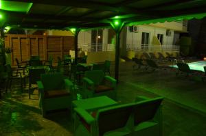 克雷马斯蒂克雷马斯提回忆酒店的庭院在晚上配有绿色的桌椅