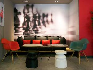 里斯本宜必思里斯本萨尔达尼亚酒店的一间配有沙发、椅子和绘画的房间