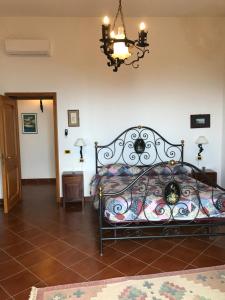 拉维罗La Casa Del Nonno Raffaele- Country house的一间卧室配有一张床和一个吊灯