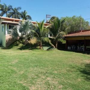 伊塔皮拉Recanto Elohim的院子里两棵棕榈树的房子