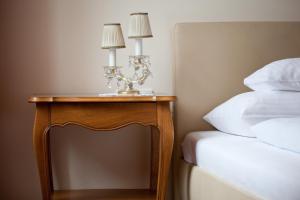 维也纳芬克经济客房旅馆的床头柜,床边有两盏灯