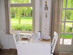 AssendelftB&B Saense huisje的餐桌、椅子和窗户