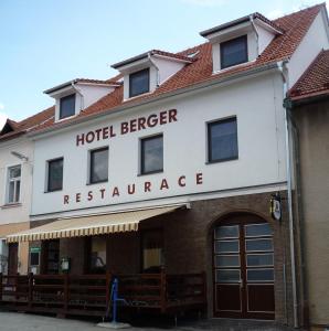 利帕河畔卡梅尼采伯格酒店的大楼前方设有酒店酿酒餐厅