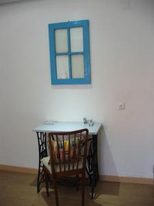 Vila NovaCasa dos Pedro´s的一张桌子、椅子和蓝色的窗户