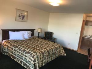 威奇托Western Holiday Motel的酒店客房设有床和窗户。