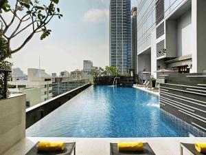 Novotel Bangkok Ploenchit Sukhumvit内部或周边的泳池