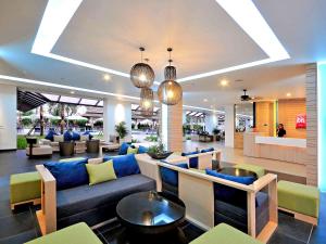 卡塔海滩Ibis Phuket Kata的大楼内带蓝色沙发和椅子的大堂