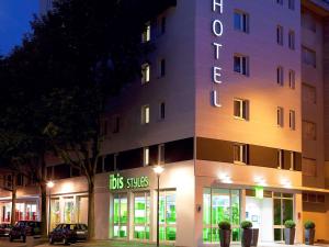 维勒班Ibis Styles Lyon Villeurbanne Parc de la Tête d'Or的前面有销售标志的建筑物