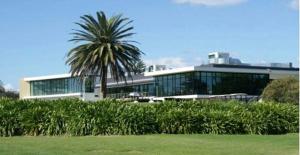 克罗纳拉Palm Garden Villa-Apt - Tropical Oasis at Cronulla Beach的前面有棕榈树的建筑