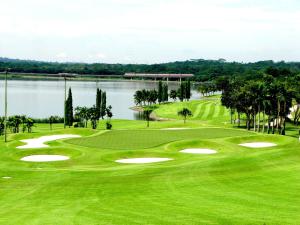 新加坡Orchid Country Club的享有高尔夫球场和湖泊的景色