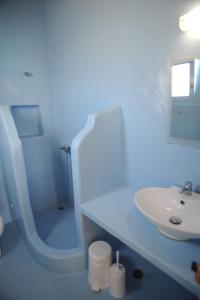 考弗尼西亚Apollon Koufonisia Studios的白色的浴室设有水槽和淋浴。