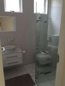 乌姆德洛蒂20 Mallorca Duplex的带淋浴、卫生间和盥洗盆的浴室