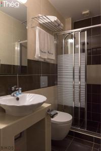 亚历山德鲁波利斯玛丽安娜酒店的一间带水槽、卫生间和淋浴的浴室