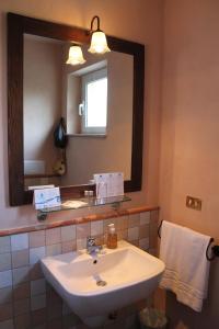 拉莫拉拉特烈迪皮埃弗拉沃加利纳酒店的浴室设有白色水槽和镜子