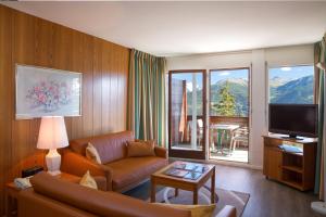 克莱恩 蒙塔纳海尔维蒂亚公寓式酒店的带沙发和电视的客厅