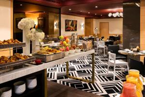 巴黎巴黎华威酒店（原香榭丽舍华威酒店）的在酒店客房内享用自助早餐,包括食物