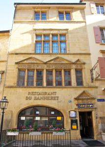 纳沙泰尔Aux chambres du Banneret的带有读取杜巴内特餐厅的标志的建筑