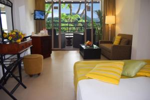 康提提兰卡酒店的酒店客房设有床和客厅。