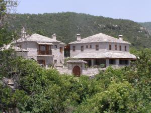 维特萨Filira的一群房子坐在山顶上