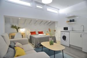 nQn Aparts & Suites Madrid的休息区