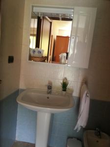 HoneRistoro Saint Roch的一间带水槽、镜子和卫生间的浴室