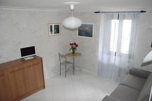 加尔达湖滨Appartamento Riva Downtown的客厅配有沙发和鲜花桌