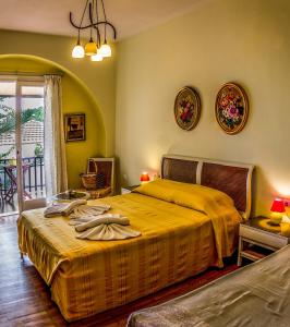 斯基亚索斯镇马托酒店的一间卧室配有一张黄色床罩的床