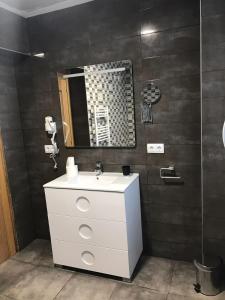 LodosaVillalodosa的浴室设有白色水槽和镜子