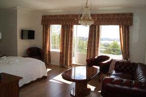 拉尔维克特鲁温杰西加德酒店的卧室配有一张床和一张桌子及椅子
