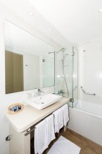 斯普利特玛儒林酒店的白色的浴室设有水槽和淋浴。