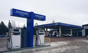 AlavieskaSEO Motel Alavieska的前面有两个泵的加油站