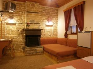 维特萨Filira的带沙发和壁炉的客厅