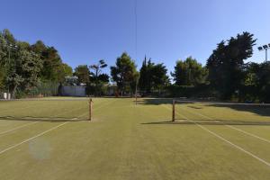 贝瓦尼亚圣彼得Hotel Villaggio Aurora的中间设有1个带网的网球场