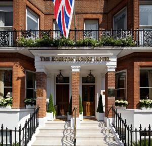 伦敦艾格顿酒店的一座带英国式房屋的建筑,带有国旗