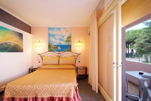 坎普码头Hotel Barcarola 2的一间卧室配有一张黄色床罩的床