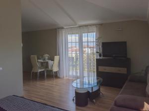 斯维诺乌伊希切VacationClub - Regina Maris Apartment 71的客厅配有沙发和桌子