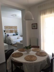 尼科洛西Chalet Serra Pizzuta的一间带桌椅的房间和一间客厅