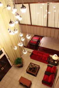 圣地亚哥-德尔埃斯特罗Hotel Libertador的享有高空景致,设有沙发和灯。