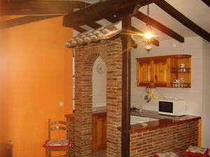 图里恩奥特拉尔德加乡村公寓的厨房设有砖砌壁炉和微波炉。