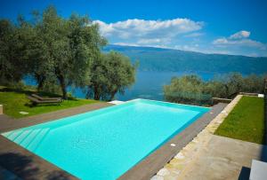 加尔尼亚诺Cascina Varini的享有湖景的游泳池